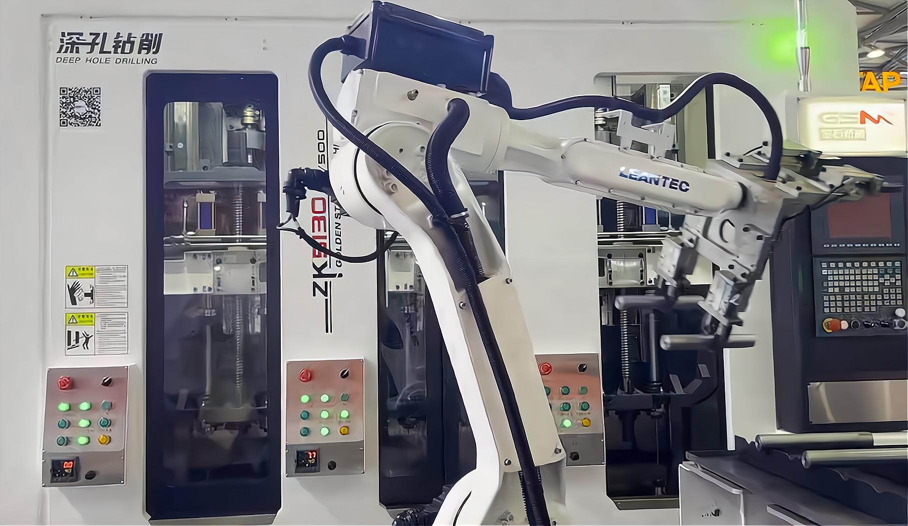 ZK5120×6/500 倒立六軸深孔鉆床配置六軸機(jī)器人，加工新能源電機(jī)軸單機(jī)自動(dòng)化